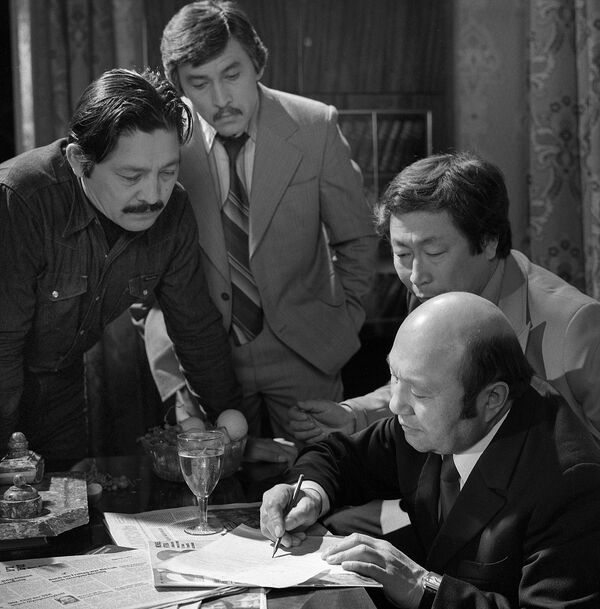 Камактагы атасын бир көрүүгө зар болгон Мар Байжиев. Драматург тууралуу 6 факты - Sputnik Кыргызстан