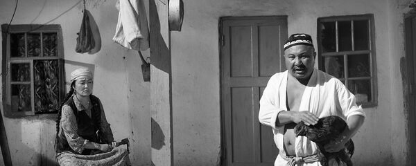 Бакен Кыдыкеевага кайткан Советбек Жумадылов. Көчө тасмасындагы таберик сүрөт - Sputnik Кыргызстан