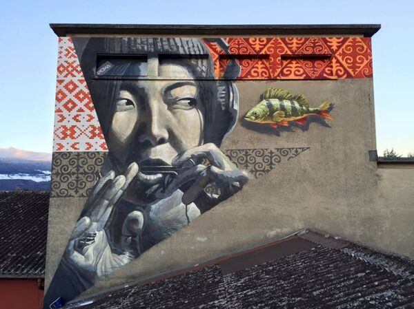 Граффити кыргызской девушки с темир-комузом в швейцарском городе Ивердон. - Sputnik Кыргызстан