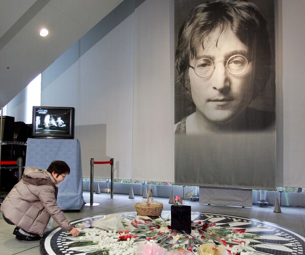 Портрет участника группы The Beatles Джона Леннона на стене. Архивное фото - Sputnik Кыргызстан