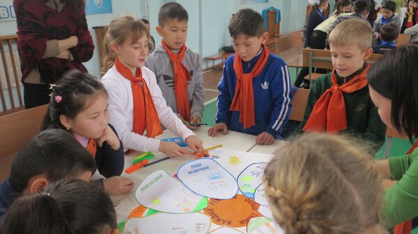 Школьники во время квест игры по правам ребенка. - Sputnik Кыргызстан