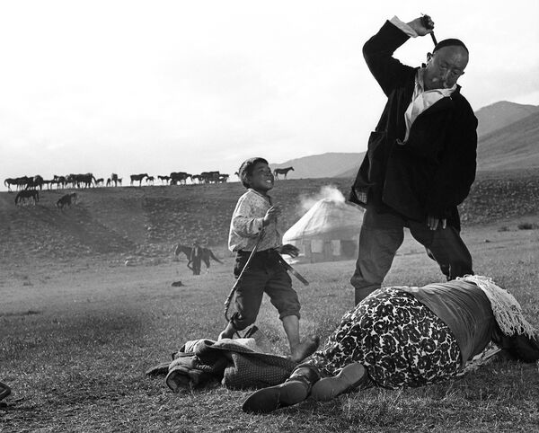 Кыргыз кереметинин көч башында турган Бакайдын жайыты тасмасында Бакайдын ролунда. Кыргыз кереметинин көч башында турган Бакайдын жайыты тасмасында Бакайдын ролунда. - Sputnik Кыргызстан