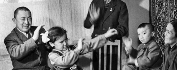 Шаар четине чыгып урушуп келишчү. Рыскулов менен Күмүшалиеванын таберик сүрөтү - Sputnik Кыргызстан