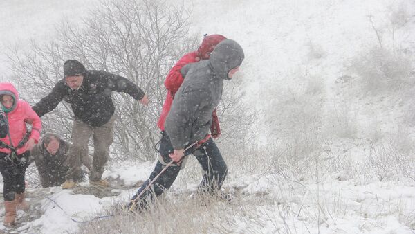 Группа слепых в снег и ветер покорила вершину горы на востоке Грузии - Sputnik Кыргызстан