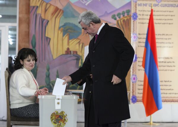 Президент Армении Серж Саргсян проголосовал на референдуме по внесению изменений в Конституцию страны. - Sputnik Кыргызстан