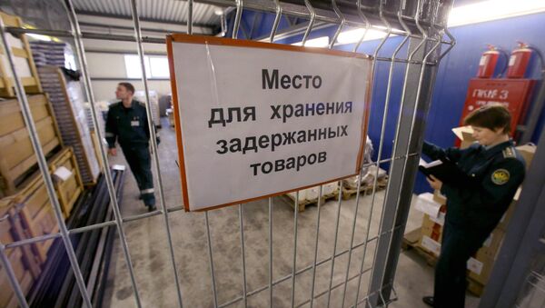 Работники таможенного поста на складе задержанных товаров. Архивное фото - Sputnik Кыргызстан