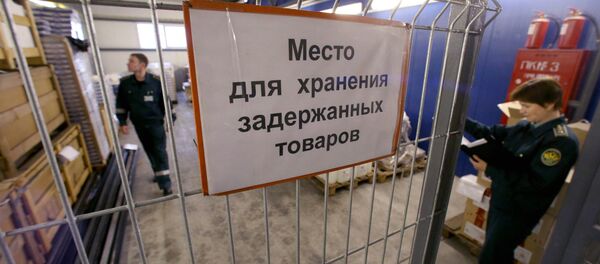 Работники таможенного поста. Архивное фото - Sputnik Кыргызстан