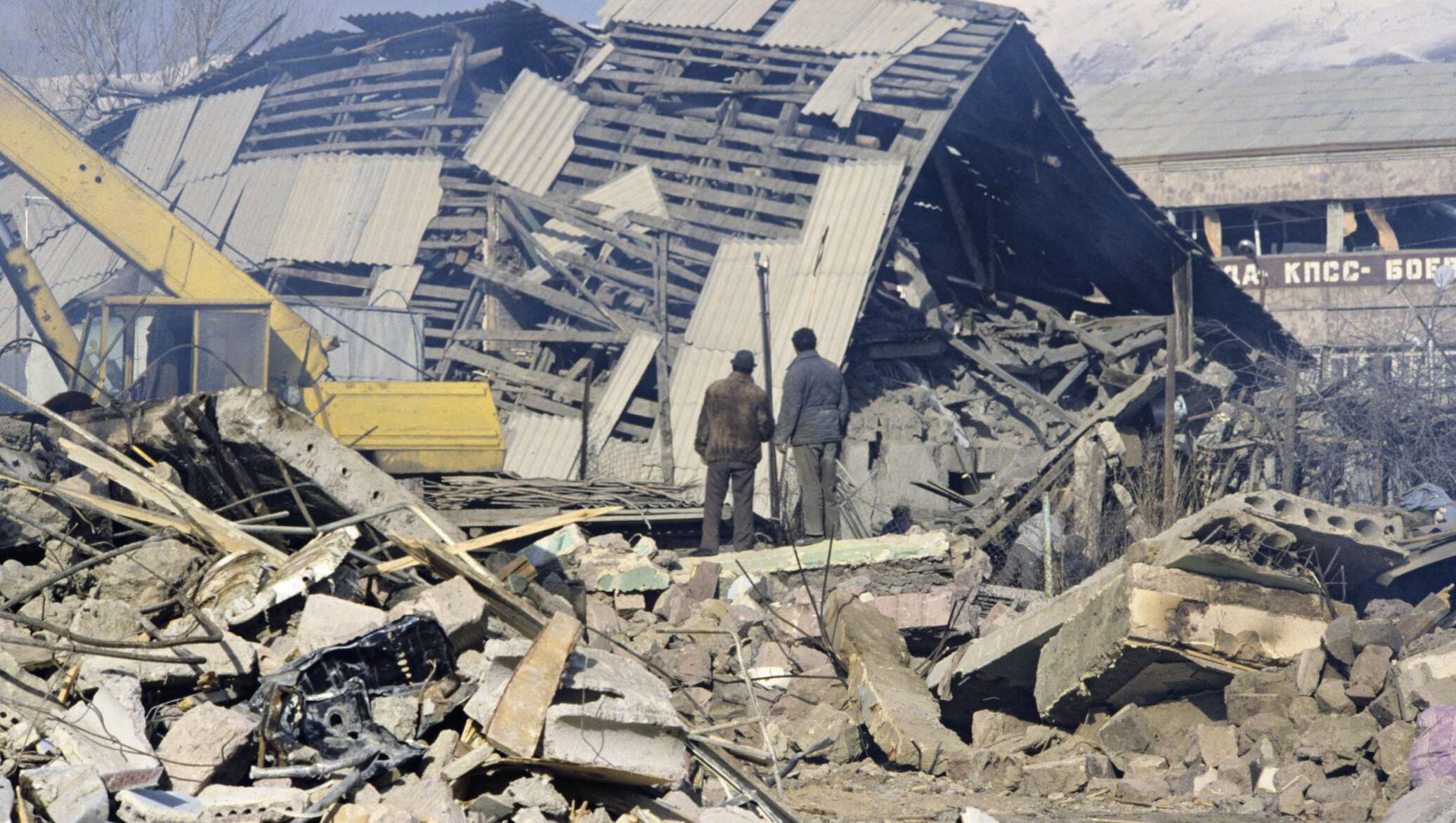 В каком году было сильное землетрясение. Спитак землетрясение 1988. Землетрясение в Армении в 1988 году. Армения Спитак 1988 год землетрясение. Землетрясение в Армении Спитак.