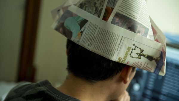 Газетадан жасалган калпак кийген адам. Архив - Sputnik Кыргызстан