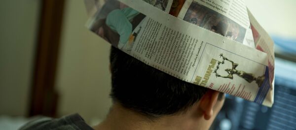 Газетадан жасалган калпак кийген адам. Архив Газетадан жасалган калпак кийген адам. Архив - Sputnik Кыргызстан