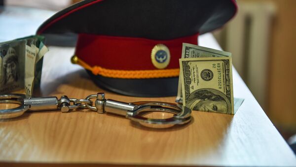 Милицейская фуражка, наручники и сто долларовая купюра на столе. Архивное фото - Sputnik Кыргызстан