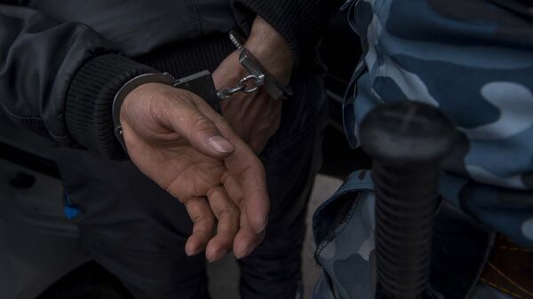 Задержанный мужчина в наручнике. Архивное фото - Sputnik Кыргызстан