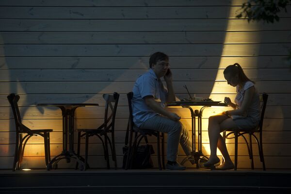 Посетители за столиком в кафе. Архивное фото - Sputnik Кыргызстан