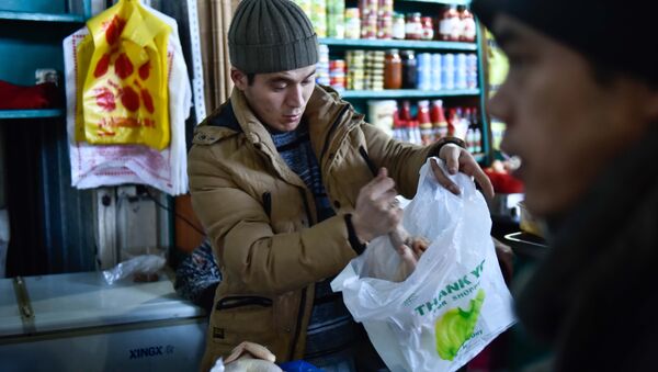Продавец на рынке кладет окорочку в пакет. Архивное фото - Sputnik Кыргызстан