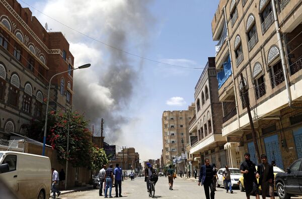 Дым над зданием резиденции экс-президента Йемена после авиаударов. Архивное фото - Sputnik Кыргызстан