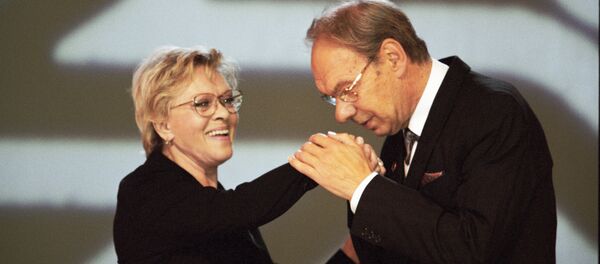 Народный артист Алексей Баталов вручает премию актрисе Алисе Фрейндлих за победу в номинации За лучшую женскую роль в спектакле Калифорнийская сюита. Архивное фото Торжественная церемония вручения премии российских деловых кругов Кумир-2000 за лучшие актерские работы в области театра, кино, и телевидения. - Sputnik Кыргызстан