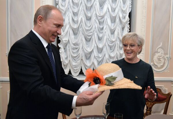 Президент РФ Владимир Путин поздравляет народную артистку СССР Алису Фрейндлих с юбилеем во время посещения театра - Sputnik Кыргызстан