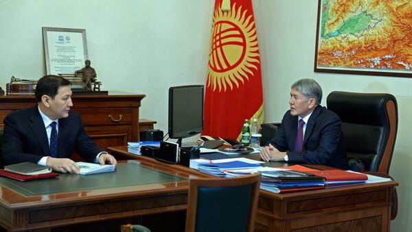 Президент Алмазбек Атамбаев во время встречи с председателем Государственного комитета национальной безопасности страны Абдилем Сегизбаевым. Архивное фото - Sputnik Кыргызстан