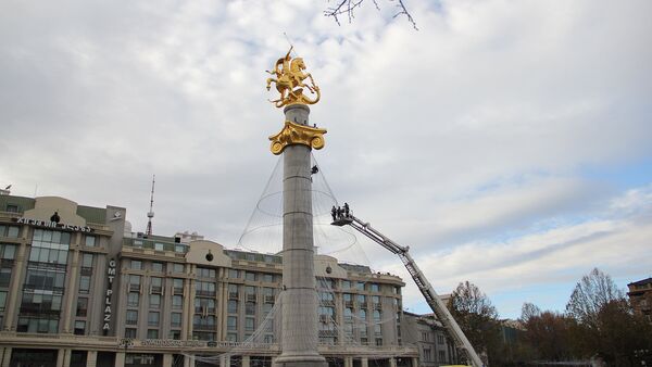 Статую Церетели превратили в новогоднюю елку - Sputnik Кыргызстан