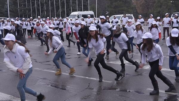 Танцы как инструмент борьбы с коррупцией. В Бишкеке прошел флешмоб - Sputnik Кыргызстан