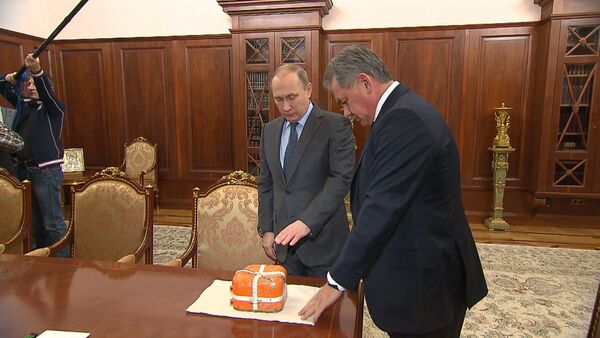 Шойгу показал Путину черный ящик сбитого Турцией российского Су-24 - Sputnik Кыргызстан