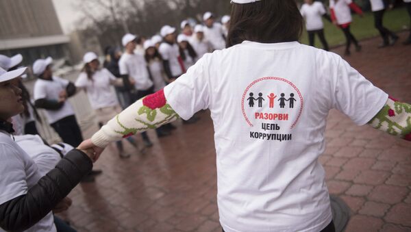 Девушка одетая в футболку с надписью Разорви цепь коррупции. Архивное фото - Sputnik Кыргызстан