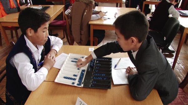 Дети и взрослые перекидывали камешки на турнире по тогуз коргоолу - Sputnik Кыргызстан