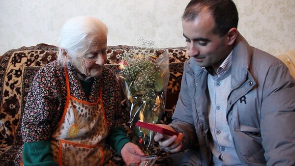 Ветерану ВОВ Болотаевой передали медаль в честь 70-летия Победы - Sputnik Кыргызстан