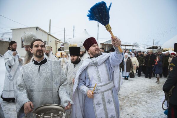 Освящение храма святой водой — обязательная процедура - Sputnik Кыргызстан