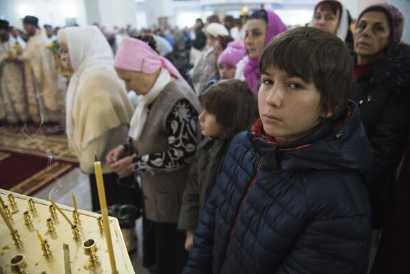 На освящение нового храма в Бишкеке пришли сотни прихожан - Sputnik Кыргызстан