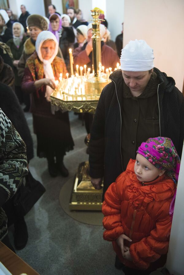 Среди пришедших в новый собор в Бишкеке было много детей - Sputnik Кыргызстан