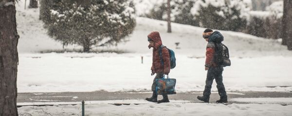 Школьники идут во время снегопада. Архивное фото - Sputnik Кыргызстан