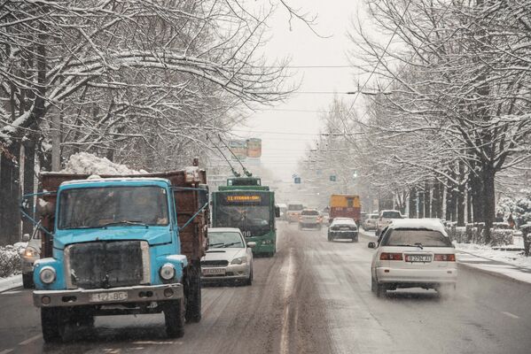 Городские муниципальные службы подготовились к снегопаду лучше, чем в прошлом году - Sputnik Кыргызстан