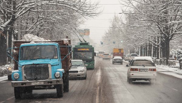 Автомобили на одной из улиц Бишкека во время снегопада. Архивное фото - Sputnik Кыргызстан