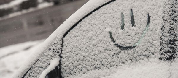 Смайлик на стекле машины. Архивное фото - Sputnik Кыргызстан