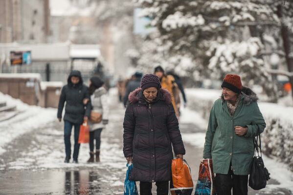 Многие горожане отказывались от общественного транспорта в пользу прогулки по снежному Бишкеку - Sputnik Кыргызстан