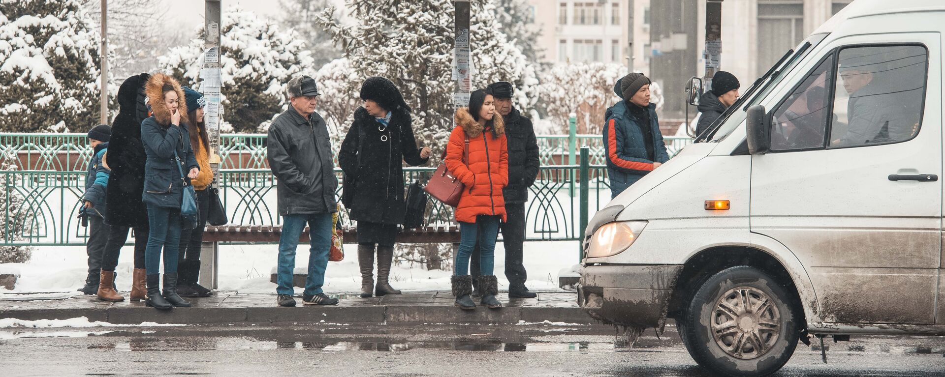 Люди на остановке в Бишкеке. Архивное фото - Sputnik Кыргызстан, 1920, 27.01.2023