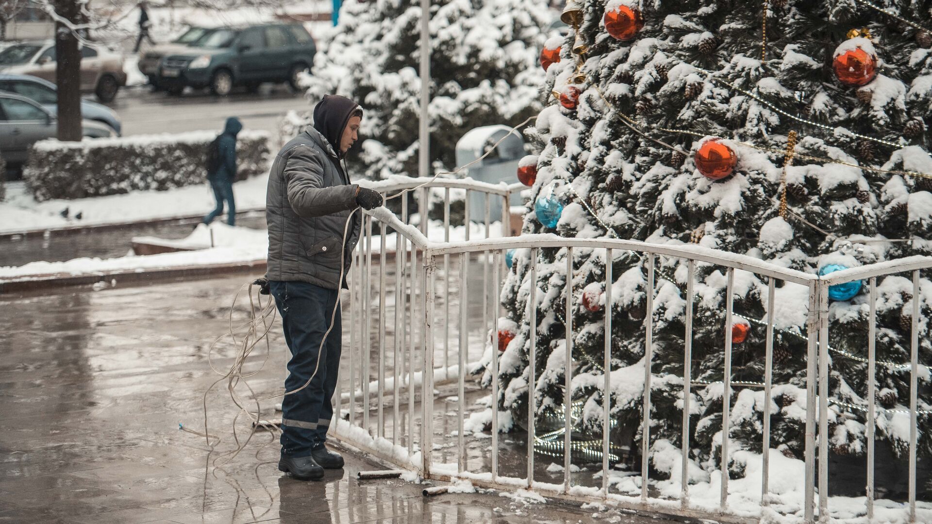 Сотрудник муниципальной службы украшает елку в Бишкеке. Архивное фото - Sputnik Кыргызстан, 1920, 28.12.2022