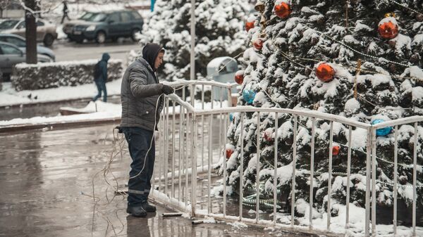Сотрудник украшает елку в Бишкеке. Архивное фото - Sputnik Кыргызстан