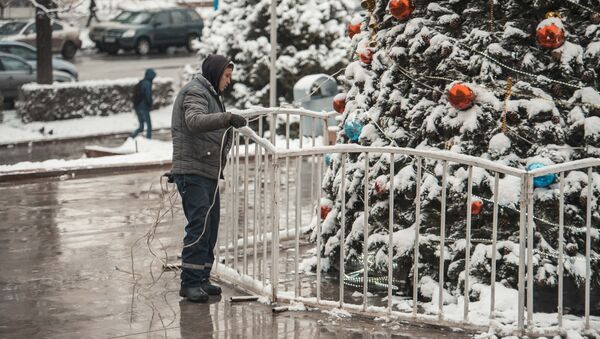 Сотрудник украшает елку в Бишкеке. Архивное фото - Sputnik Кыргызстан
