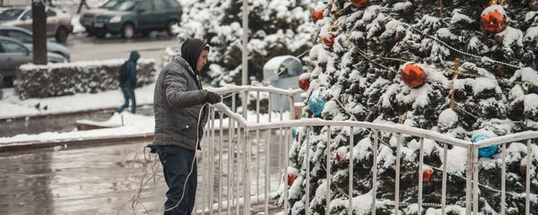 Сотрудник украшает елку в Бишкеке. Архивное фото - Sputnik Кыргызстан