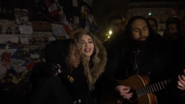 Мадонна в Париже исполнила песню Леннона Imagine в память о жертвах терактов - Sputnik Кыргызстан
