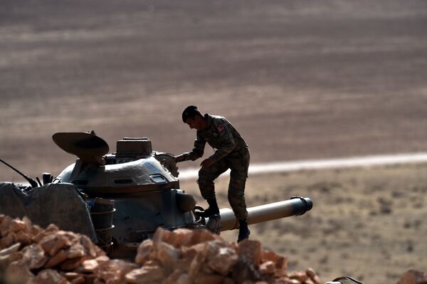 Турецкий военнослужащий садиться в танк. Архивное фото - Sputnik Кыргызстан