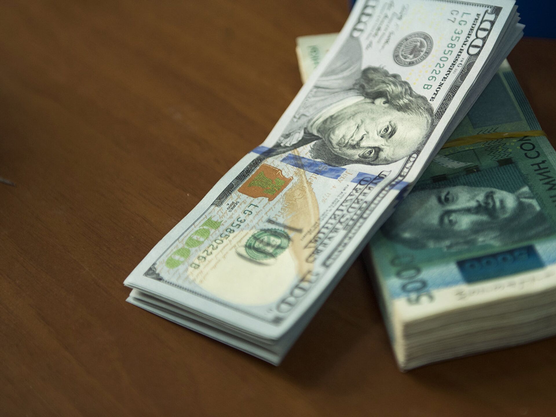 Деньги из кыргызстана в россию. Доллары в сомы. Доллар сом. Доллар рубль сом. Деньги сомы и доллары.