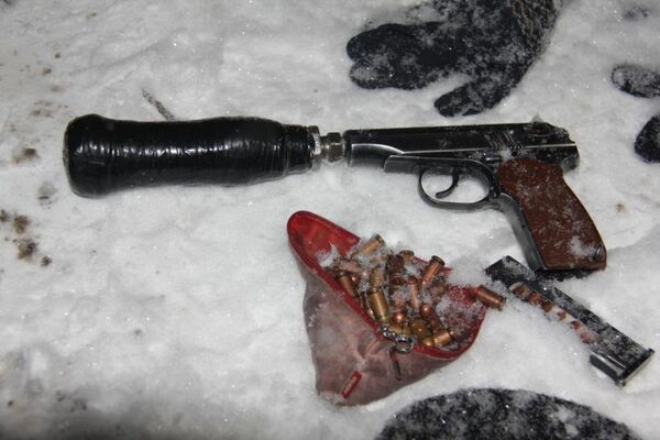 Пистолет и патроны найденные на месте ликвидации террористов. - Sputnik Кыргызстан