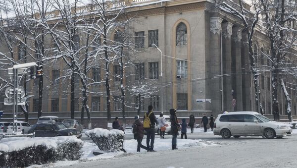 Горожане в центре Бишкека в зимнее утро. Архивное фото - Sputnik Кыргызстан