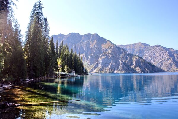 Высокогорное озеро Сары-Челек в Джалал-Абадской области окружают склоны Чаткальского хреба и заросли фруктовых и ореховых лесов - Sputnik Кыргызстан