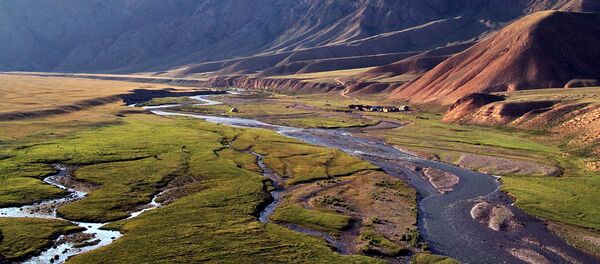 Река Кажырты из высокогорного озера Сон-Куль в Кыргызстане. Архивное фото - Sputnik Кыргызстан