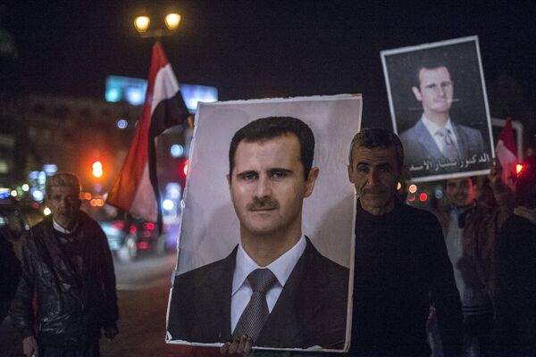 Жители Дамаска встречают военнослужащих Сирийской арабской армии (САА) с портретом президента Сирии Башара Асада. Архивное фото - Sputnik Кыргызстан
