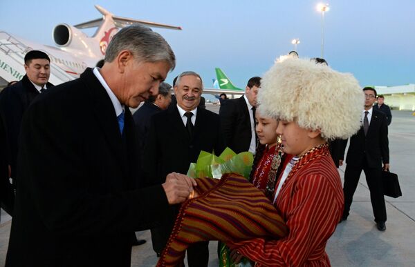 Президент Алмазбек Атамбаев в Туркменистане  с рабочим визитом. - Sputnik Кыргызстан